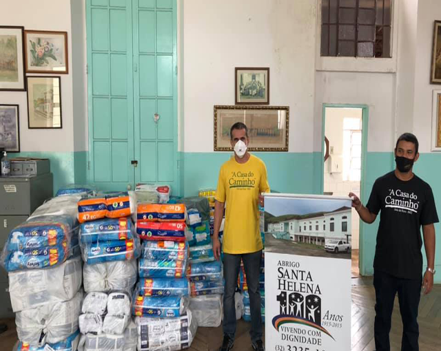 Entrega da arrecadação de fraldas ao Abrigo Santa Helena